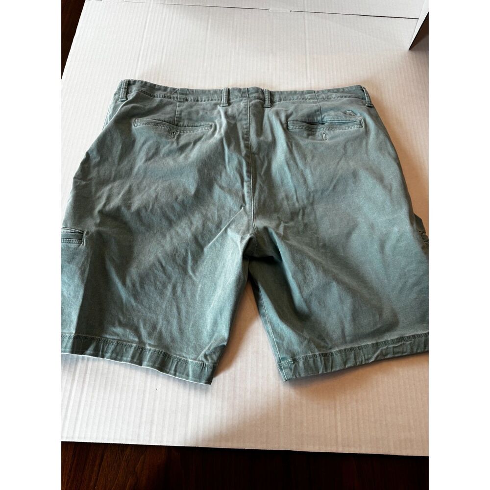 Tommy Bahama Mens 42 Green Stretch Shorts Swordfish Cargo Casual Flat Front